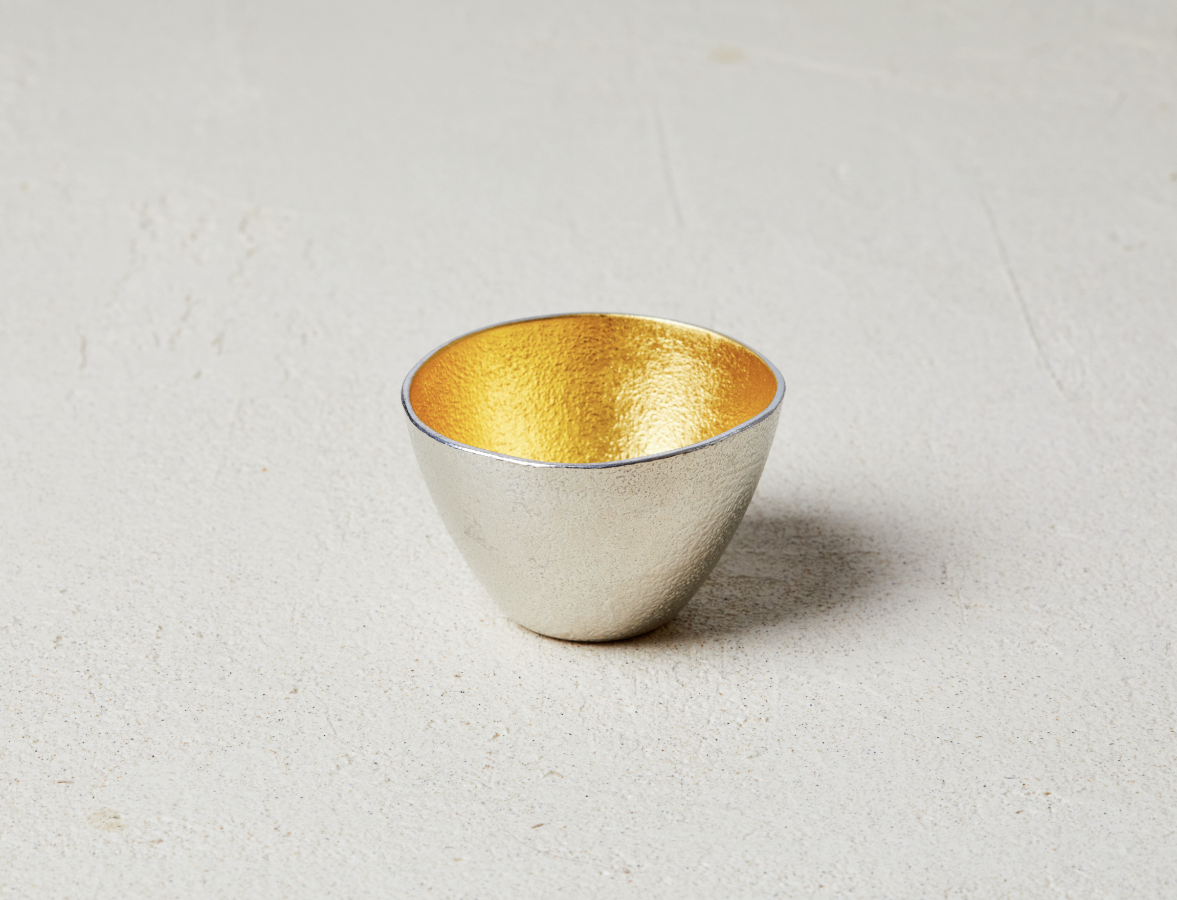 S91908 能作 NOUSAKU ぐい呑大  Sake Cup-L Nousaku Gold Sake Cup – Takasan